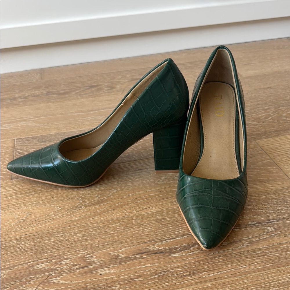 Elegant Green Croc-Embossed Pumps